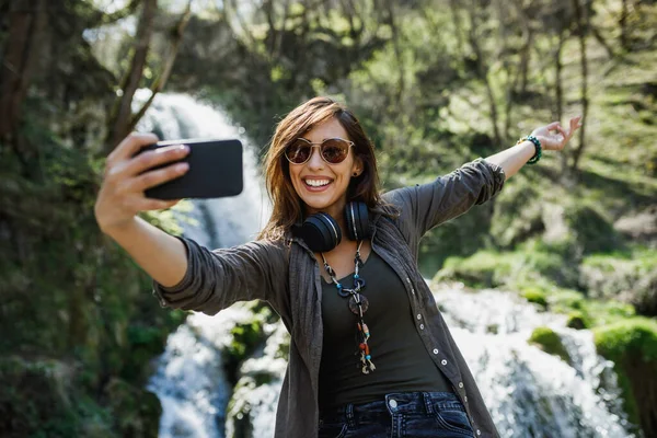 Bekymmerslös Ung Kvinna Gör Selfie Med Sin Smartphone Medan Njuter — Stockfoto