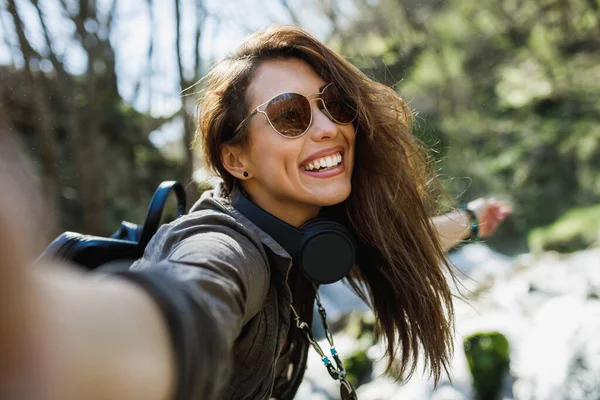 Gülümseyen Genç Bir Kadın Doğanın Tadını Çıkarırken Selfie Çekiyor — Stok fotoğraf