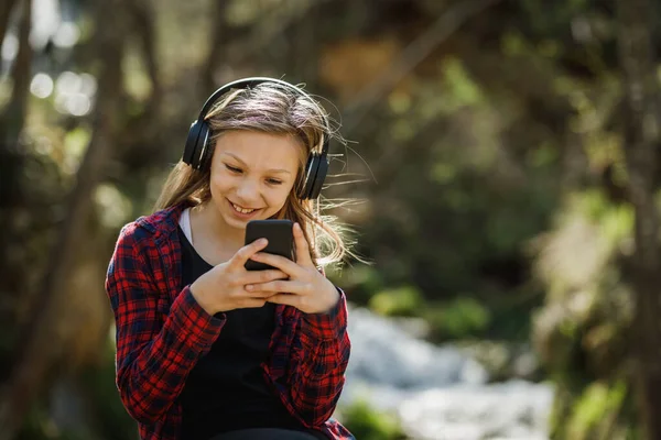 Una Ragazza Adolescente Sorridente Che Usa Suo Smartphone Mentre Ascolta — Foto Stock