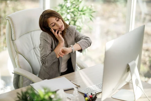 Eine Attraktive Geschäftsfrau Blickt Home Office Auf Ihre Armbanduhr Während — Stockfoto