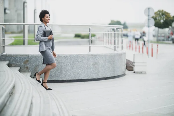 Uma Mulher Negócios Negra Sorridente Enquanto Desce Uma Escada Frente — Fotografia de Stock