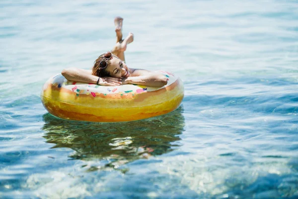 Красивая Молодая Женщина Плавает Надувном Кольце Пончик Морской Воды Пользуется — стоковое фото