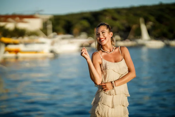地中海の素晴らしい海辺を探索しながら 夏休みを楽しむ魅力的な若い女性 — ストック写真