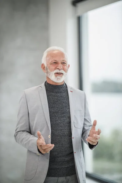 Porträt Eines Lächelnden Geschäftsmannes Der Einem Modernen Büro Arbeitet — Stockfoto