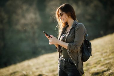 Dışarıda eğlenen kaygısız genç bir kadının fotoğrafı..