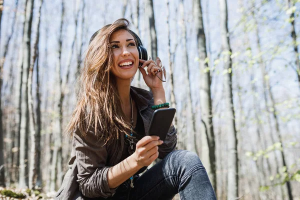 Skjuten Leende Ung Kvinna Lyssnar Musik Sin Smartphone Medan Njuter — Stockfoto