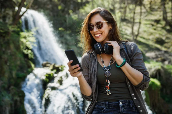 Leende Ung Kvinna Använder Sin Smartphone Medan Njuter Utsikten Över — Stockfoto