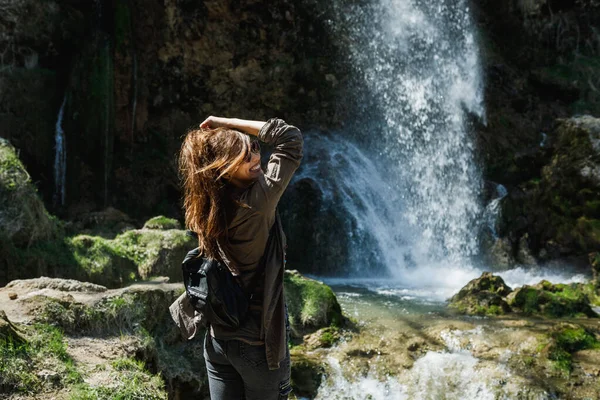 Улыбающаяся Молодая Женщина Видом Красивый Водопад — стоковое фото