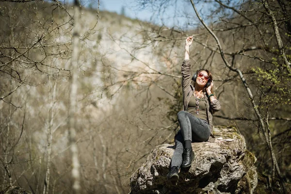 Una Giovane Donna Allegra Seduta Sulla Cima Della Scogliera Montagna — Foto Stock