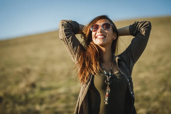 Shot Van Een Glimlachende Jonge Vrouw Genieten Van Het Buitenleven — Stockfoto