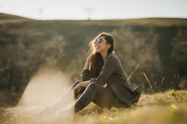 Foto Una Joven Sonriente Disfrutando Del Aire Libre —  Fotos de Stock