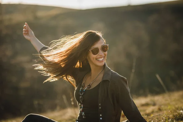 Foto Una Joven Alegre Disfrutando Del Aire Libre —  Fotos de Stock