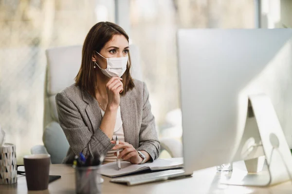 Een Jonge Zakenvrouw Met Chirurgisch Masker Zit Alleen Haar Kantoor — Stockfoto