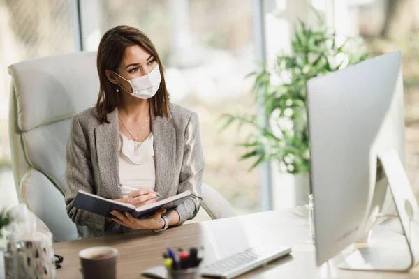 Een Glimlachende Zakenvrouw Met Chirurgisch Masker Die Alleen Haar Kantoor — Stockfoto