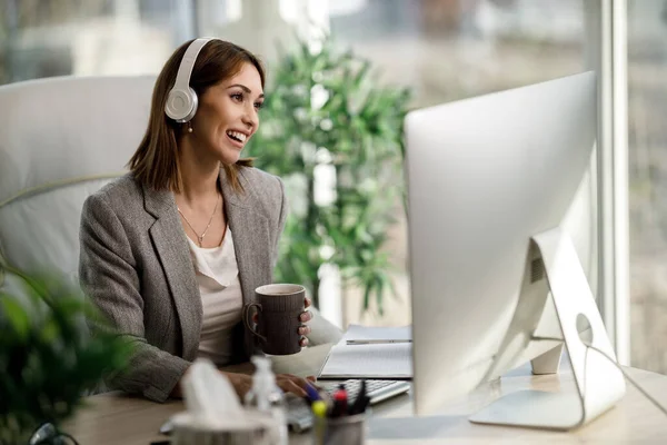 Leende Affärskvinna Njuter Kopp Kaffe Medan Arbetar Datorn Hemmakontoret — Stockfoto