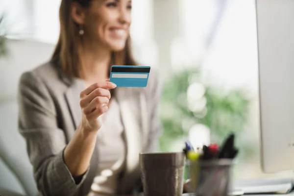 Cropped Shot Business Woman Holding Credit Card While Working Computer — Stock Photo, Image