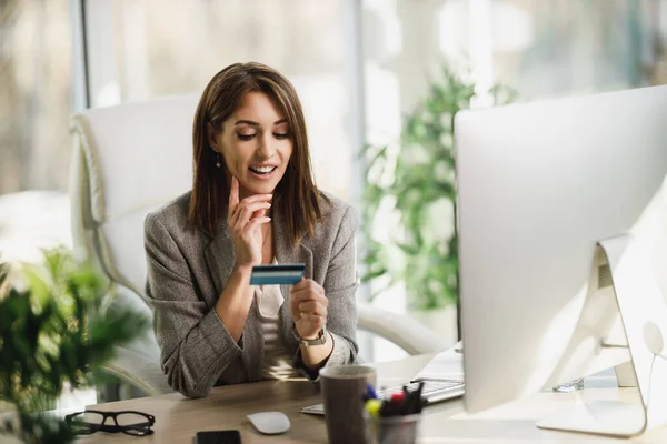 Uma Jovem Mulher Negócios Atraente Usando Computador Cartão Crédito Escritório — Fotografia de Stock