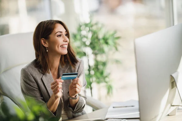 Uma Jovem Mulher Negócios Sorrindo Usando Computador Cartão Crédito Escritório — Fotografia de Stock