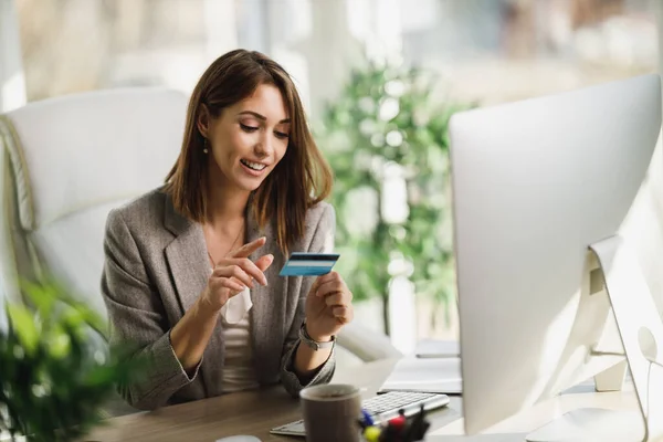 Attractive Young Business Woman Making Payments While Working Her Computer — Stock Photo, Image