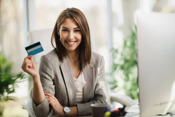 Smiling Business Woman Holding Credit Card Looking Camera While Working — Stock Photo, Image