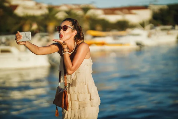 Foto Van Een Jonge Vrouw Die Een Selfie Maakt Met — Stockfoto