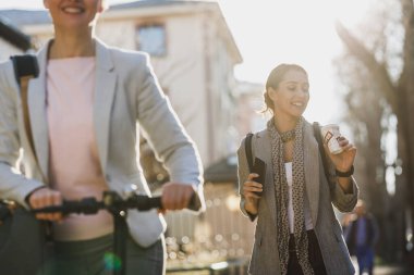 Genç bir iş kadını sokakta kahve molası veriyor..