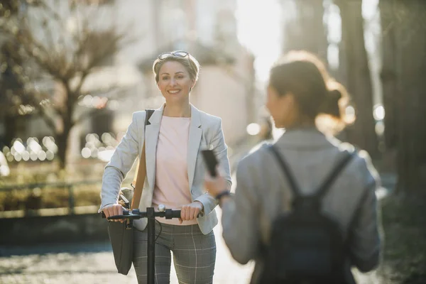 Giderken Elektrikli Scooter Kullanan Olgun Bir Kadını — Stok fotoğraf