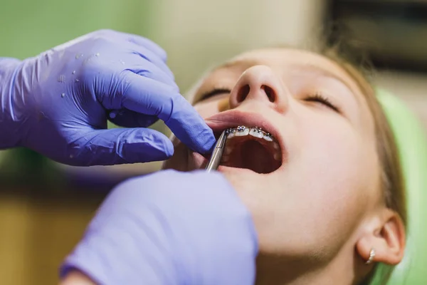 Adolescente Está Dentista Ella Sienta Silla Del Dentista Dentista Pone —  Fotos de Stock