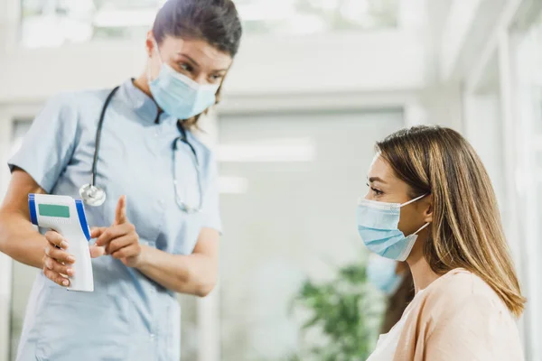 Jonge Zwangere Vrouw Met Een Gezichtsmasker Die Haar Temperatuur Laat — Stockfoto