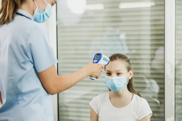 Enfermera Midiendo Temperatura Una Linda Adolescente Sala Espera Durante Pandemia —  Fotos de Stock