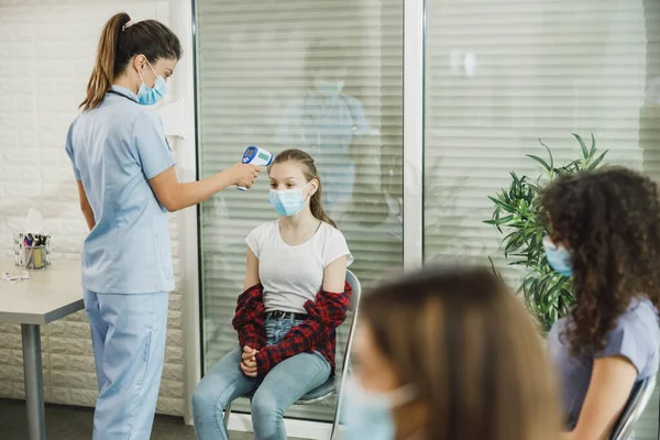 Adolescente Donna Con Una Maschera Facciale Con Sua Temperatura Controllata — Foto Stock