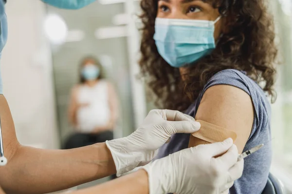 Nahaufnahme Einer Krankenschwester Die Einem Afroamerikanischen Mädchen Nach Einer Impfung — Stockfoto