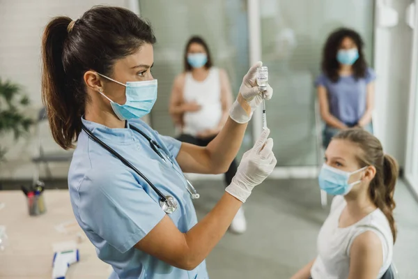 Infirmière Tenant Seringue Faisant Dose Vaccin Covid Pour Patient Adolescent — Photo