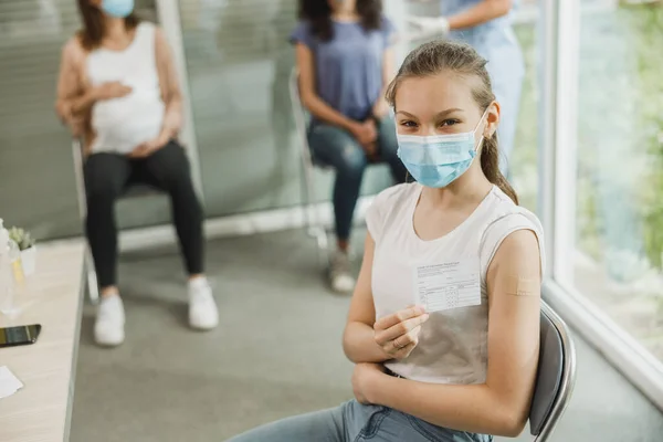 Een Schattig Tienermeisje Met Een Glimlach Die Een Vaccinatiebewijs Toont — Stockfoto