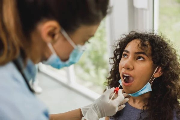 Una Ragazzina Afroamericana Che Fatto Tampone Alla Gola Durante Pandemia — Foto Stock