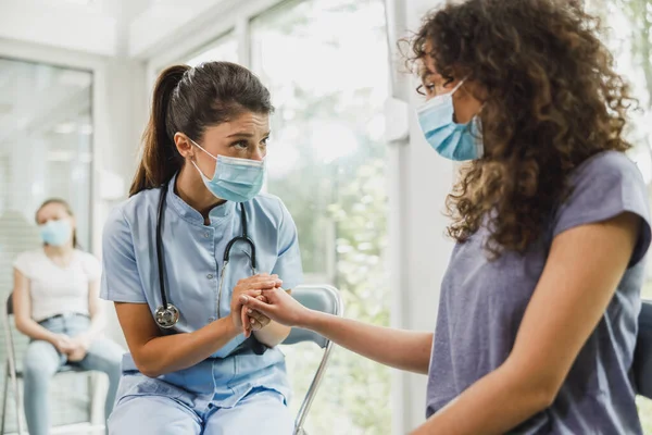 Verpleegster Gesprek Met Afro Amerikaanse Vrouwelijke Tiener Aantekeningen Maken Voor — Stockfoto