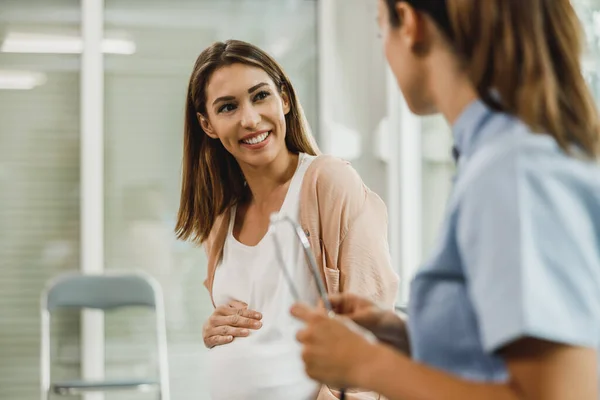 Attraktive Schwangere Spricht Mit Krankenschwester Während Sie Auf Den Gynäkologen — Stockfoto