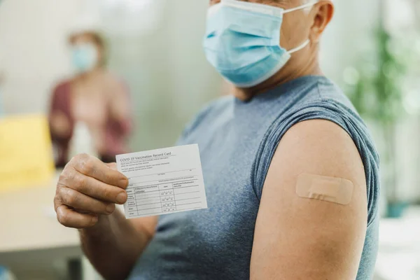 Gros Plan Aîné Présentant Certificat Vaccination Après Avoir Reçu Vaccin — Photo