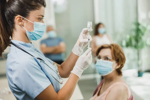 Infirmière Tenant Seringue Faisant Dose Injection Vaccin Covid Dans Épaule — Photo