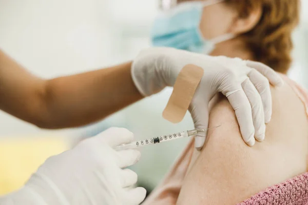 Gros Plan Une Femme Âgée Qui Reçoit Vaccin Raison Une — Photo