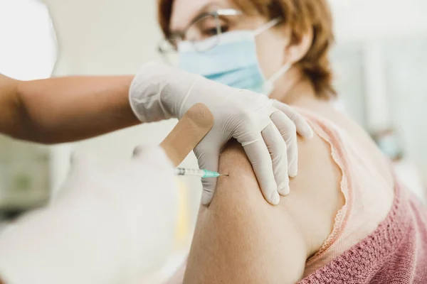 Close Uma Mulher Idosa Receber Uma Vacina Devido Pandemia Coronavírus — Fotografia de Stock