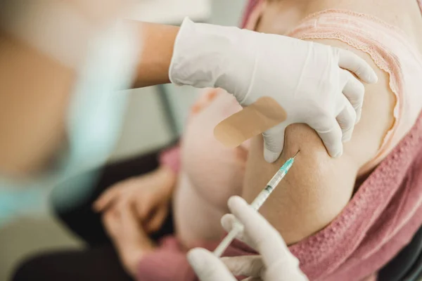 Közelkép Egy Idős Nőről Aki Koronavírus Világjárvány Miatt Kapott Vakcinát — Stock Fotó