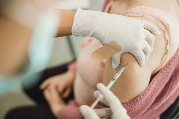 Primo Piano Una Donna Anziana Vaccinata Pandemia Coronavirus — Foto Stock