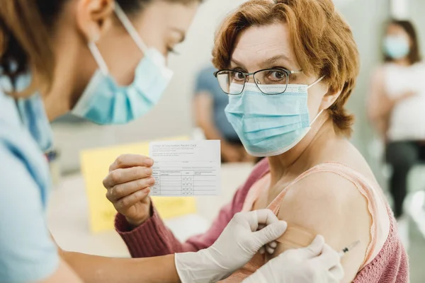 Sestra Aplikující Náplast Starší Ženu Očkování Důvodu Epidemie Koronaviru — Stock fotografie