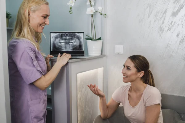 Een Aantrekkelijke Jonge Vrouw Zit Wachtkamer Heeft Een Consult Met — Stockfoto