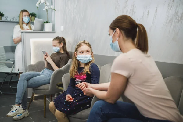 Bezorgd Klein Meisje Haar Moeder Met Gezichtsmasker Wachtkamer Bij Tandarts — Stockfoto