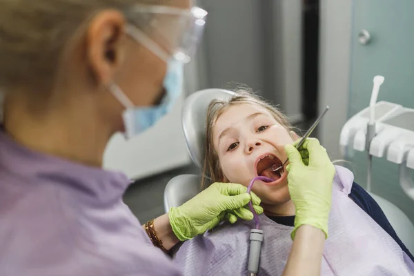 Une Jolie Petite Fille Fait Vérifier Les Dents Par Dentiste — Photo