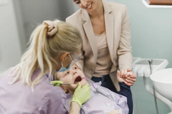 Uma Menina Bonita Com Sua Mãe Recebendo Seus Dentes Verificados — Fotografia de Stock