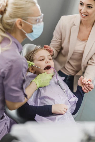 Una Linda Niña Con Madre Haciendo Que Revisen Los Dientes — Foto de Stock