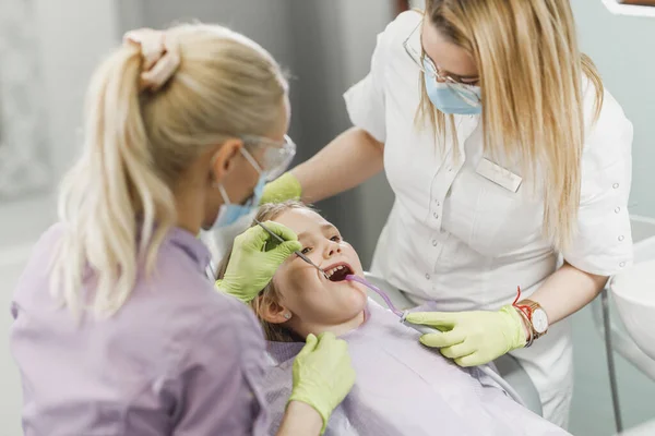 Une Dentiste Examine Les Dents Une Jolie Petite Fille Pendant — Photo